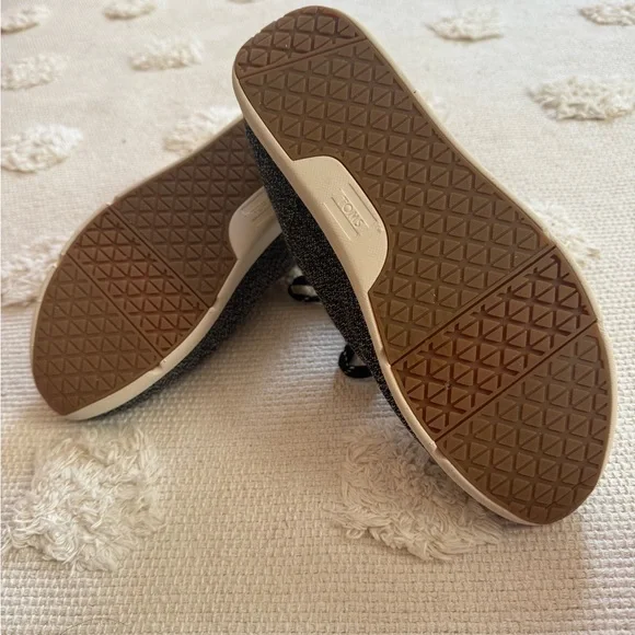 TOMS Black Knit Sneakers - Picture 2 of 3